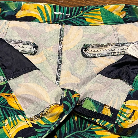 Old Navy Pixie cropped/ankle pant. Size 18 Bananas - Picture 7 of 12